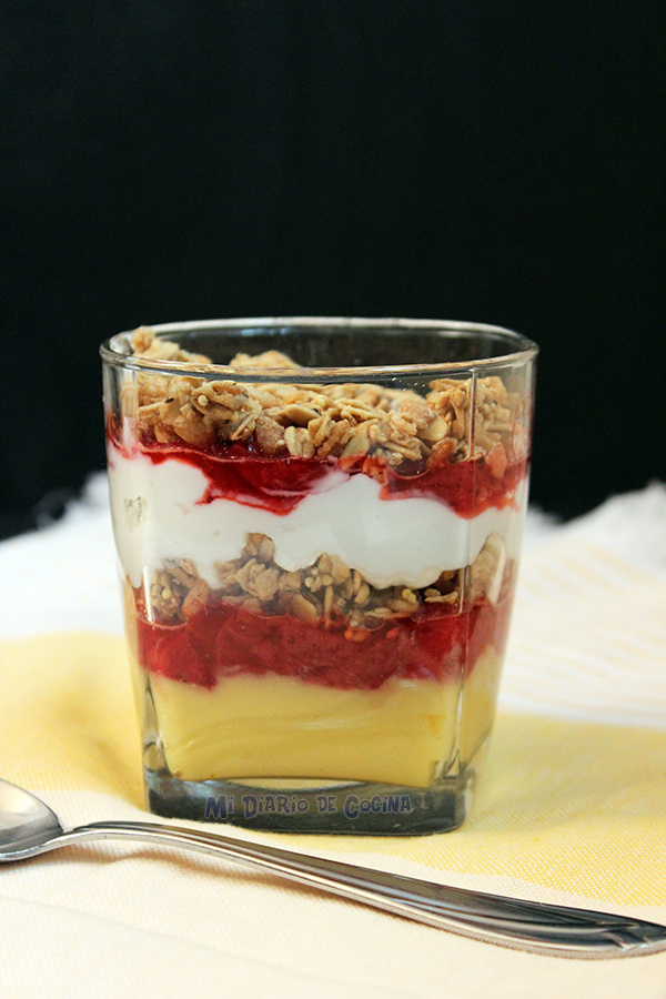 Parfait De Vainilla Frutillas Granola Y Yogurt Mi Diario De Cocina