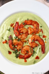 Sopa fría de palta con camarones