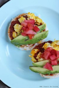 Arepas con chorizo, huevo y aguacate