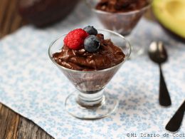 Mousse de chocolate y aguacate con topping de frutos secos