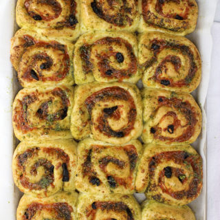 Rollos de queso y pesto