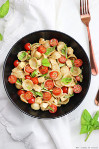 Ensalada de pasta, tomate y albahaca